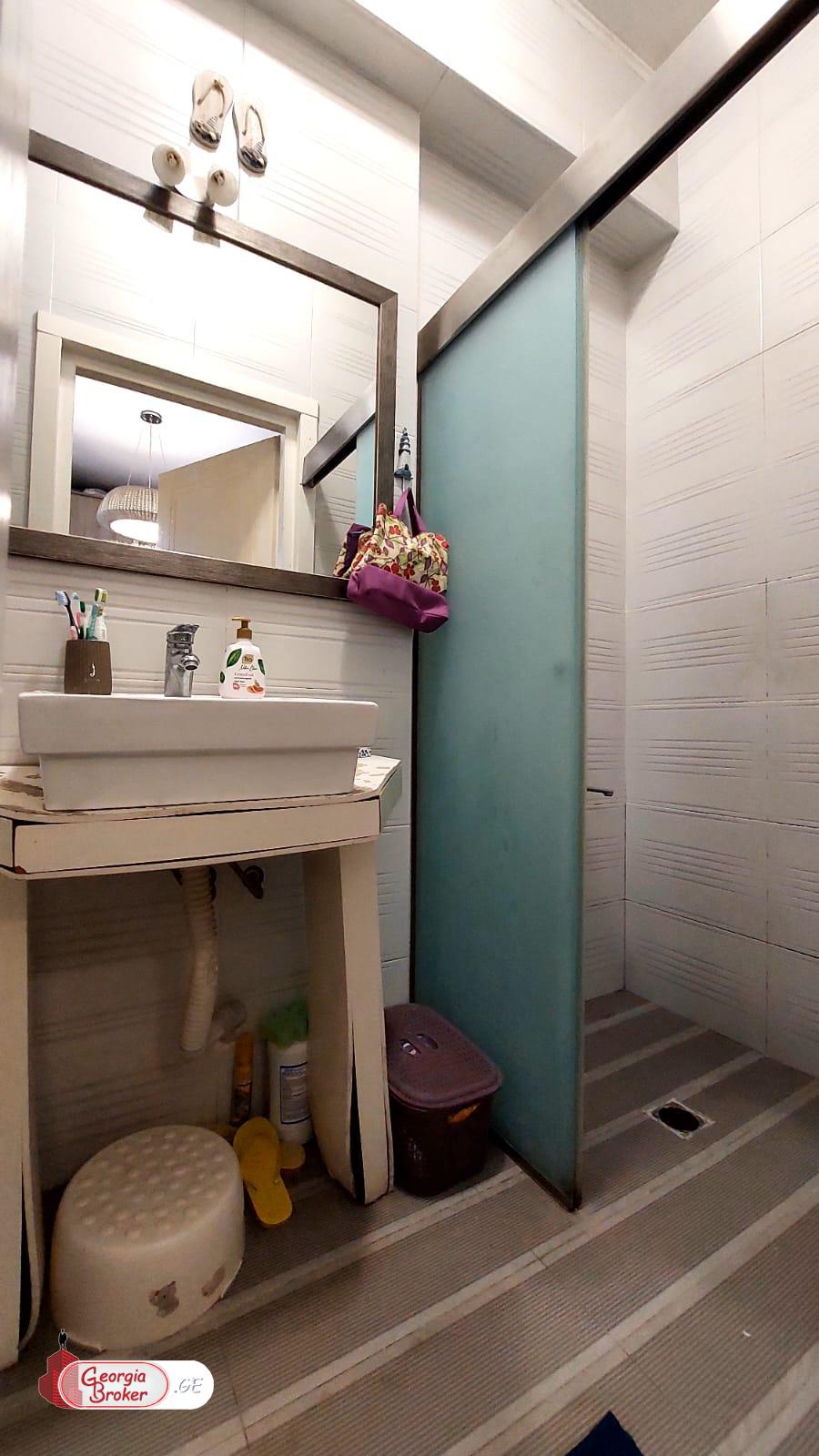 продается квартира с новым ремонтом 4-комнаты